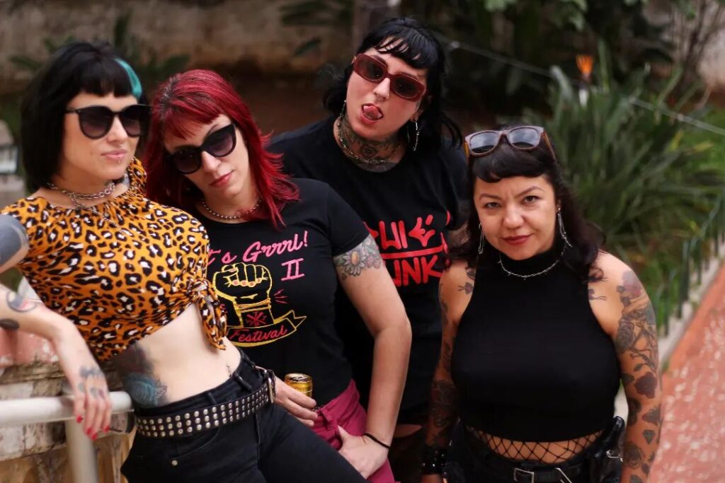 Banda de punk rock Refugiadas lança seu primeiro álbum homônimo